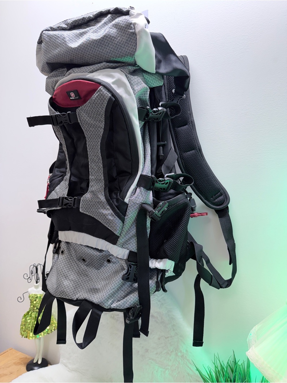 Men's Swiss Gear Gray & Black Hiking Backpack w/ Red Accent Used One Trip 🔥 - Picture 3 of 8